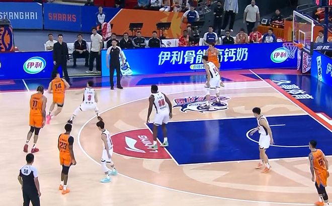 上海半场打花广东！内外多点齐爆碾压，广东防守纯送，主帅也懵了